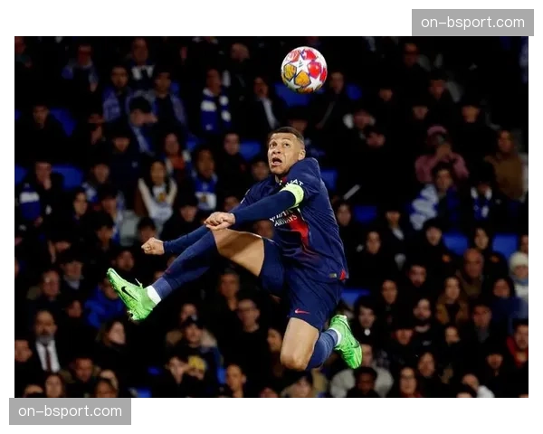 特写：巴黎圣日耳曼球迷在第10分钟集体鼓掌致敬去世名宿
