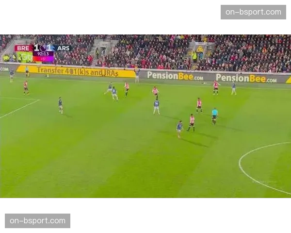 镜头特写：对方前锋突破后，门将果断出击破坏的单刀瞬间