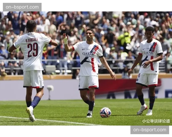 巴黎后场搭建三人出球结构，中场球员回撤客串第三名中卫