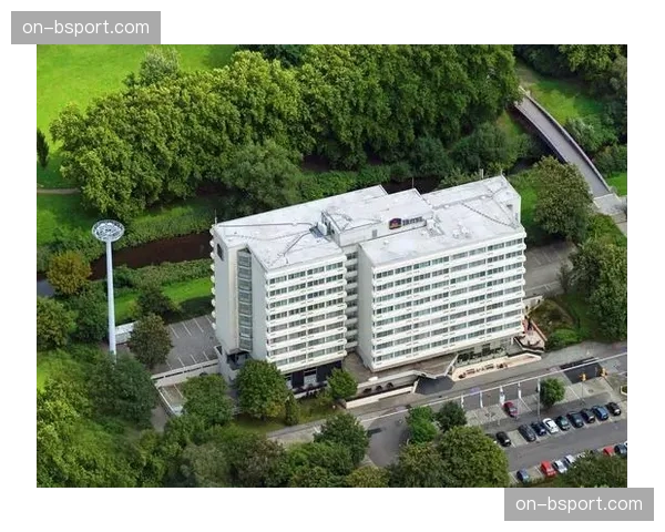 拜耳竞技场完成草坪升级，新排水系统将保障高位压迫战术在雨战中的流畅执行